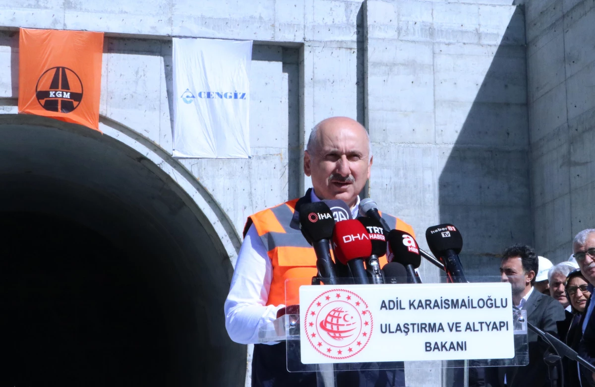 Ulaştırma ve Altyapı Bakanı Adil Karaismailoğlu, yeni Zigana Tüneli inşaatında incelemelerde bulundu Açıklaması