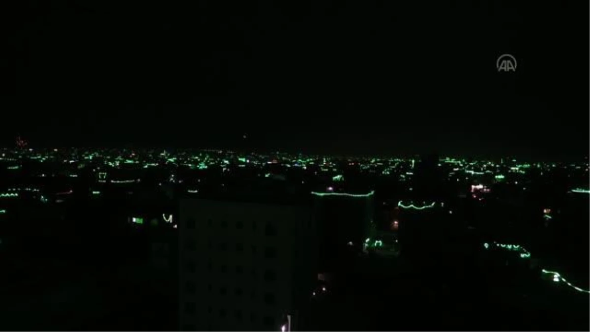 Yemen\'in başkenti Sana\'da Mevlit Kandili havai fişeklerle kutlandı