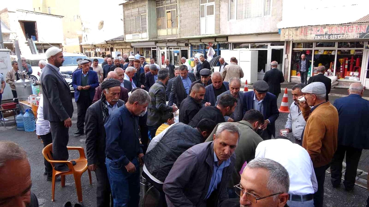 Hakkari haberi: Yüksekova\'da cami cemaatine Zemzem suyundan şerbet ikramı