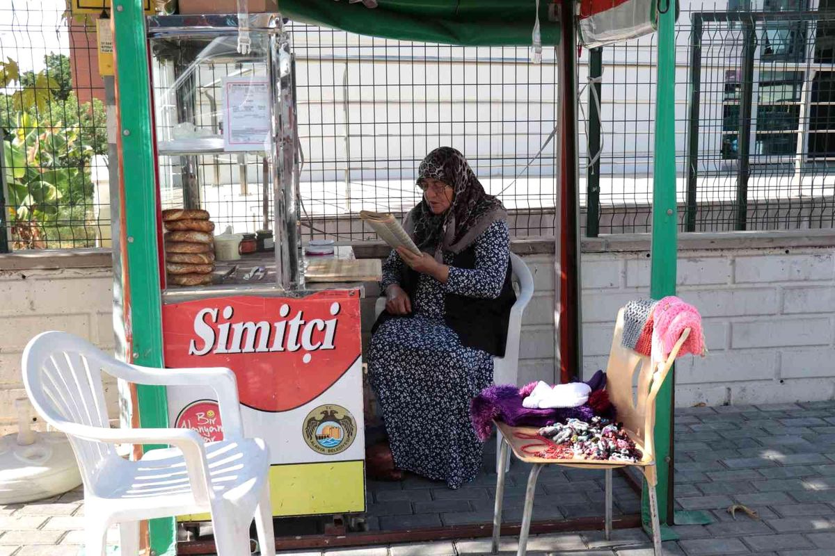 18 yıldır simit tezgahıyla hem cezaevindeki oğluna hem torunlarına bakıyor