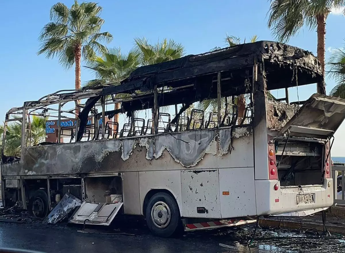 Seyir halindeki servis midibüsü yandı