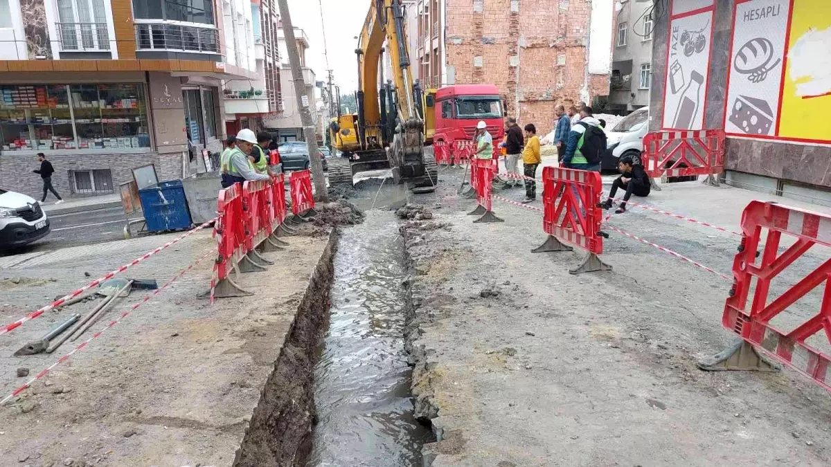 Alt yapı çalışmaları sırasında su borusu patladı, iş yerini su bastı