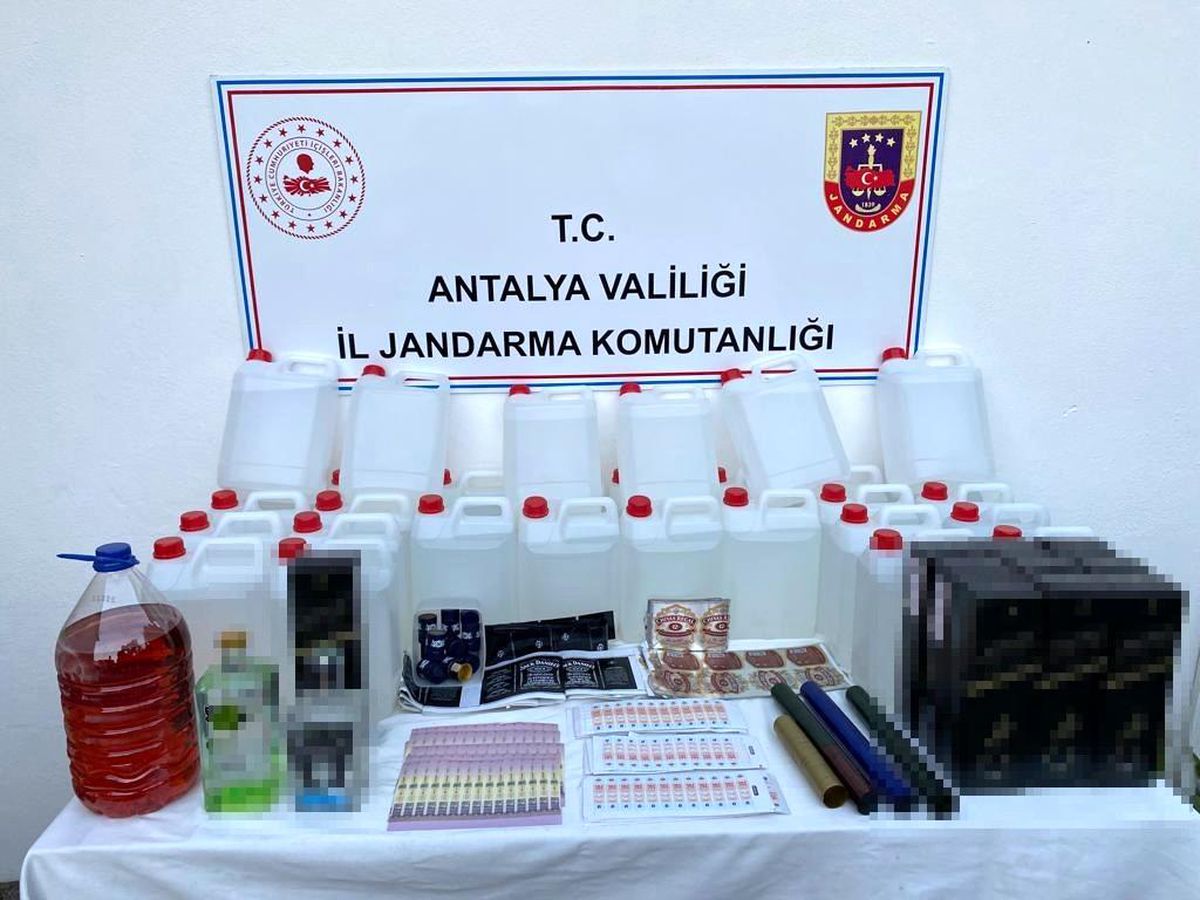 Antalya haberleri... Antalya\'da jandarmadan kaçak ve sahte içki operasyonu