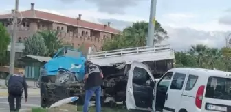 Son dakika haber: Balıkesir'de polis aracı ile kamyonet çarpıştı: 2'si polis 3 yaralı