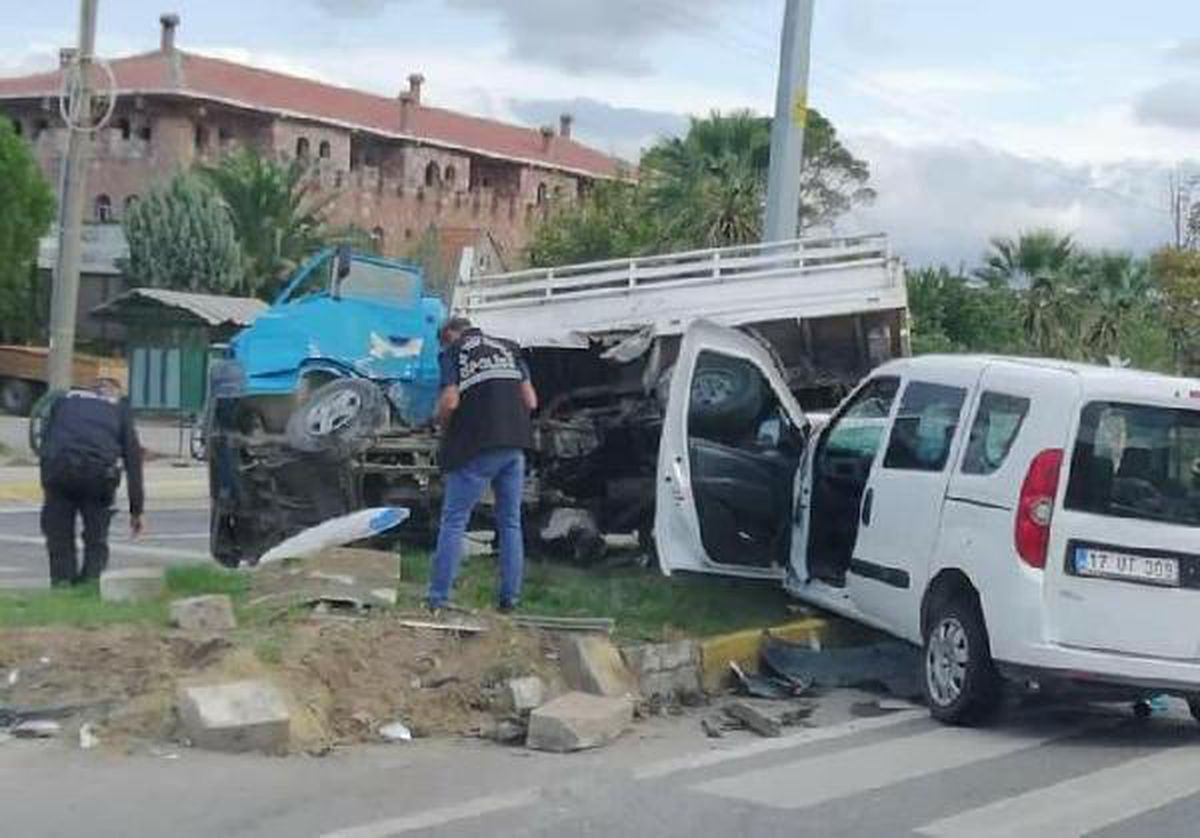Son dakika haber: Balıkesir'de polis aracı ile kamyonet çarpıştı: 2'si polis 3 yaralı