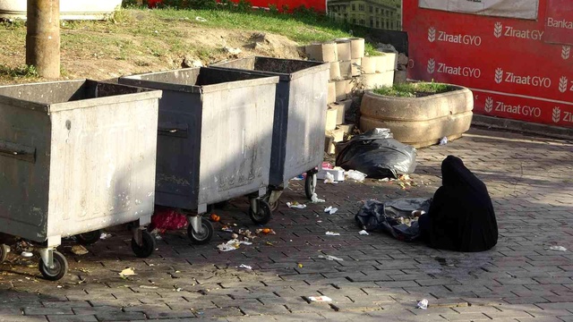 Beyoğlu'nda zabıtayı isyan ettiren olay: Vatandaş yakalanan dilenciye para verdi Beyoğlu'nda zabıtayı isyan ettiren olay: Vatandaş yakalanan dilenciye para verdi