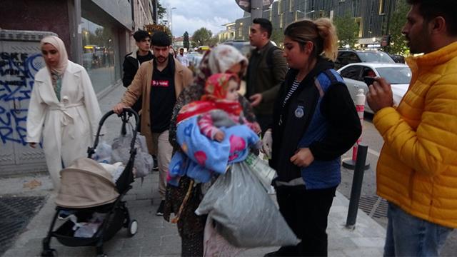 Beyoğlu'nda zabıtayı isyan ettiren olay: Vatandaş yakalanan dilenciye para verdi Beyoğlu'nda zabıtayı isyan ettiren olay: Vatandaş yakalanan dilenciye para verdi