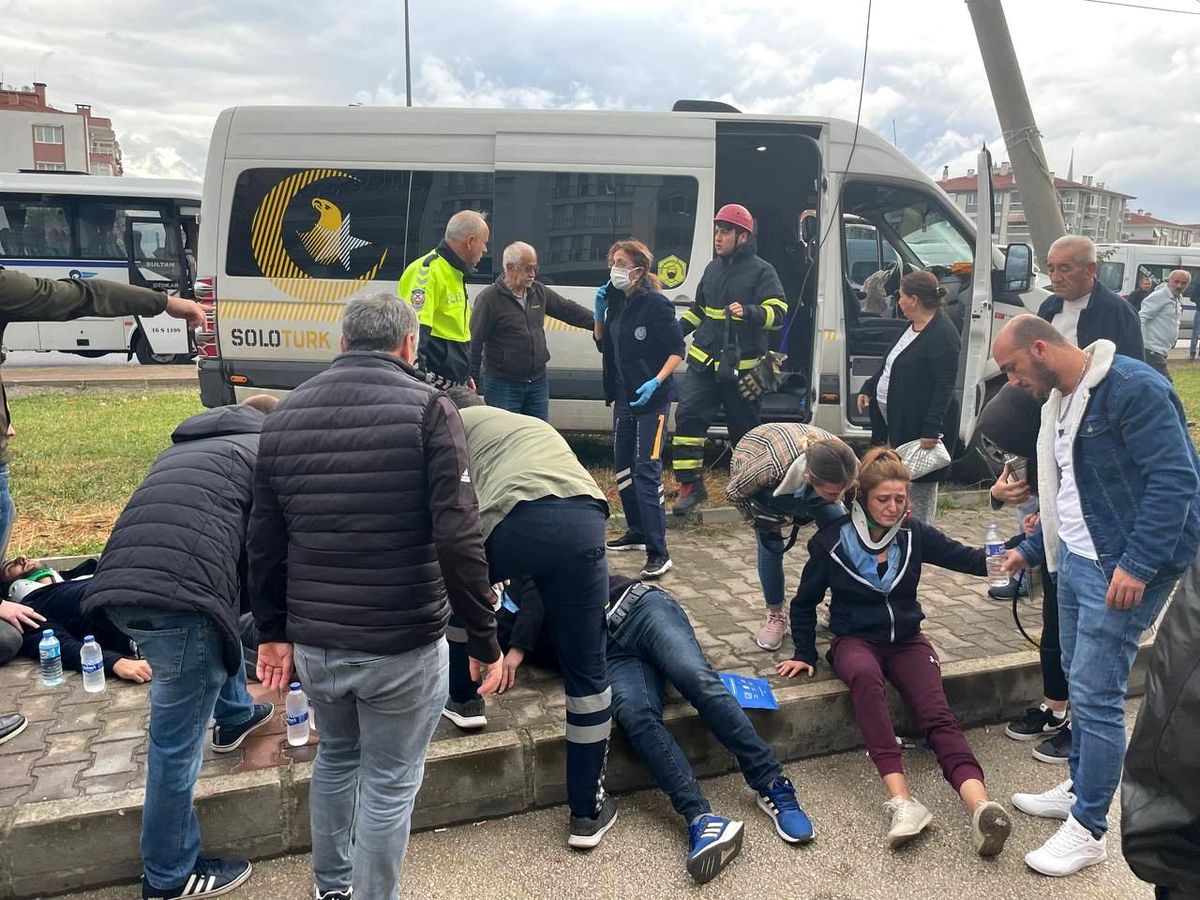 Bursa'da işçileri taşıyan minibüs kontrolden çıkarak direğe çarptı: 6 kişi yaralandı