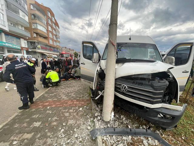 Servis minibüsünde can pazarı! İşçileri evine götüren minibüs kontrolden çıkarak direğe çarptı