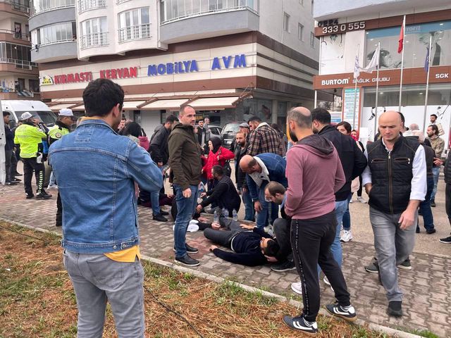 Servis minibüsünde can pazarı! İşçileri evine götüren minibüs kontrolden çıkarak direğe çarptı