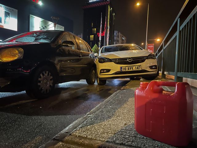 Yol ortasında aracının yakıtı biten kadına yardım ederken otomobil çarptı Yol ortasında aracının yakıtı biten kadına yardım ederken otomobil çarptı