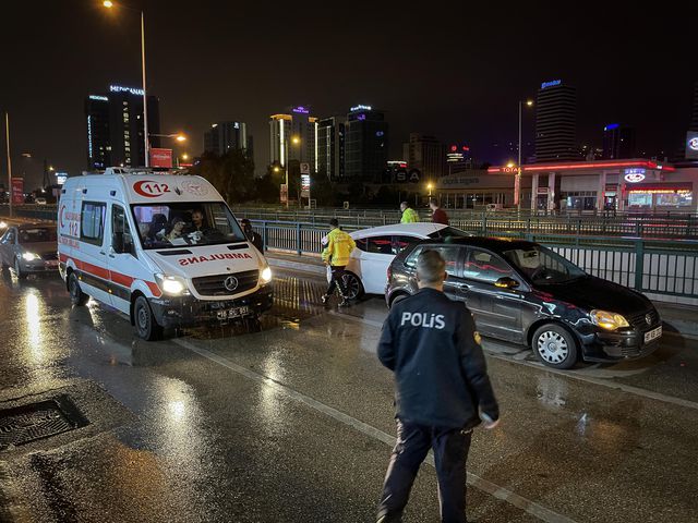 Yol ortasında aracının yakıtı biten kadına yardım ederken otomobil çarptı Yol ortasında aracının yakıtı biten kadına yardım ederken otomobil çarptı