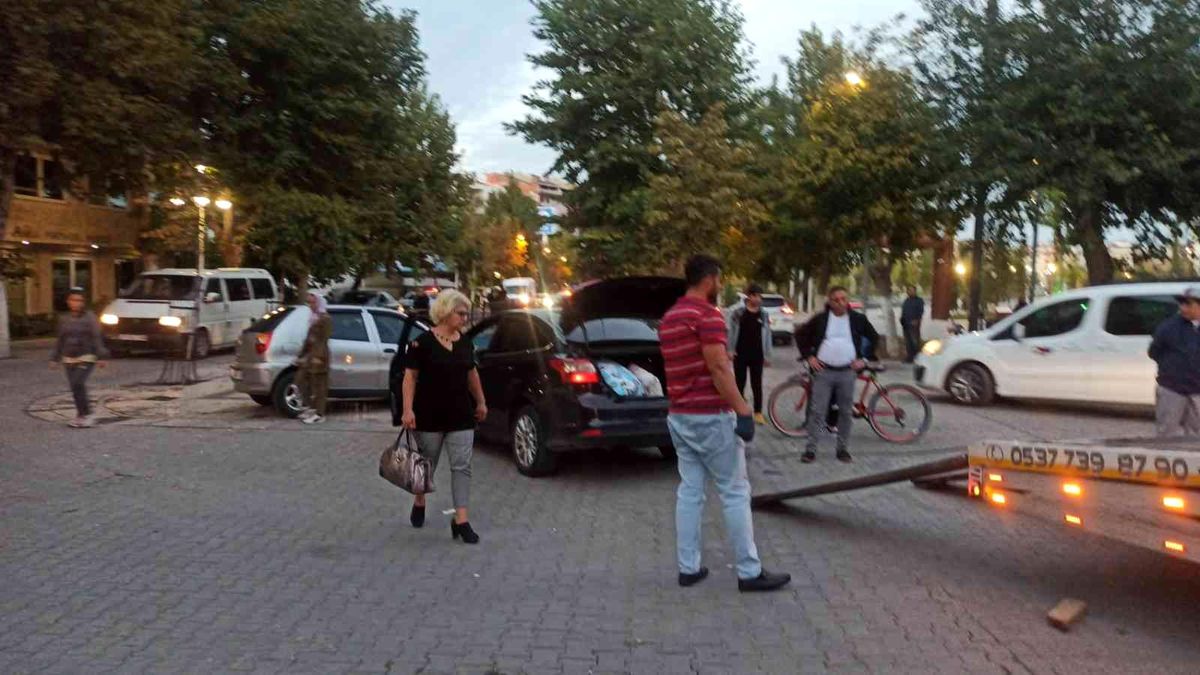 Son dakika haberi | Çarpışan araçlar yayaların arasına daldı: 5 çocuk yaralı