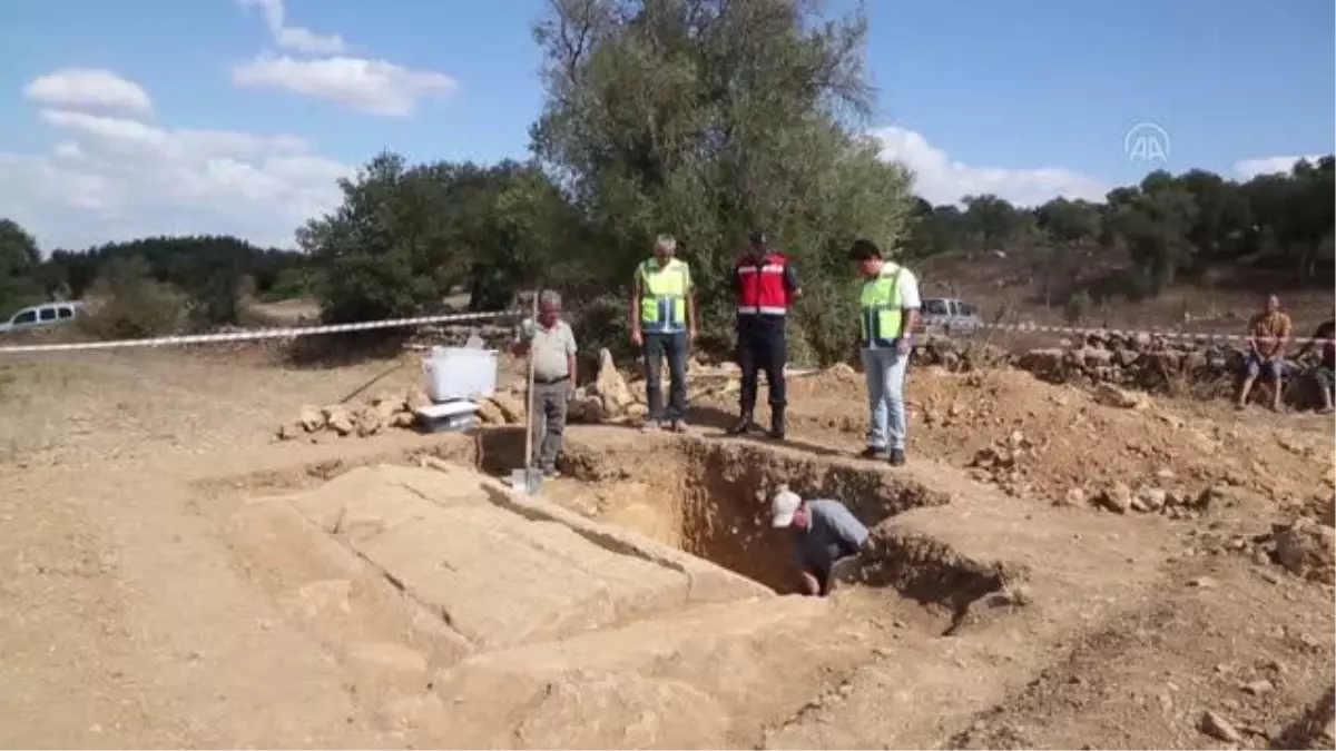 Çiftçinin traktörüyle sürdüğü tarlada oda mezar bulundu