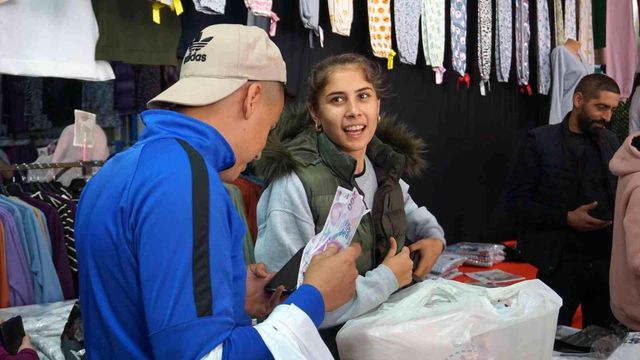 Edirne'ye gelen Bulgar turist elindeki paraları böyle salladı: Harca harca bitmiyor Edirne'ye gelen Bulgar turist elindeki paraları böyle salladı: Harca harca bitmiyor
