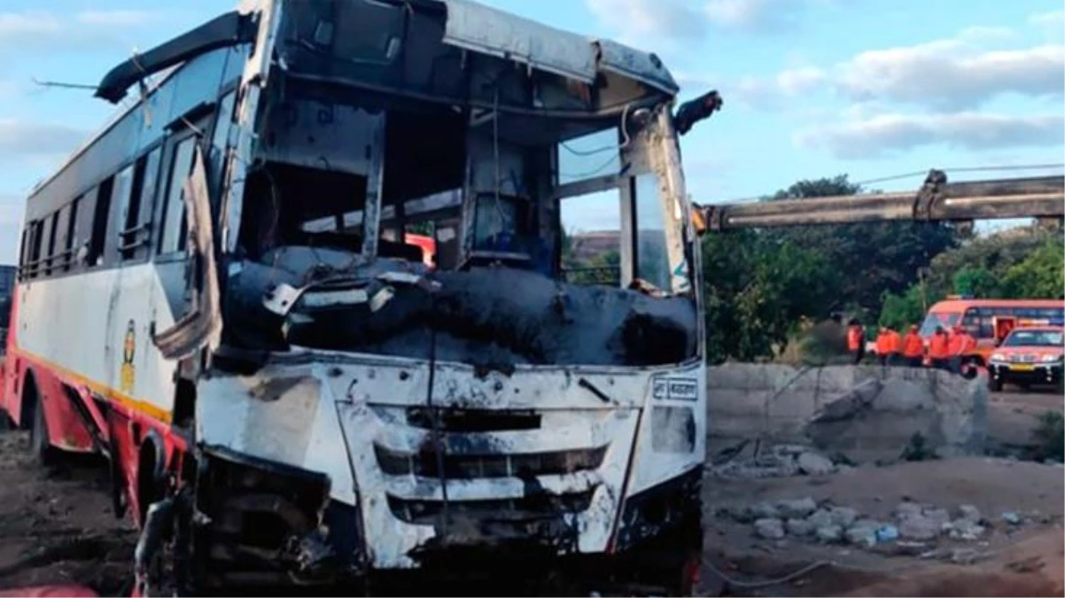 Hindistan\'da korkunç kaza! Yakıt kamyonuyla çarpışan otobüsün alev alması sonucu 12 kişi öldü, 38 kişi yaralandı