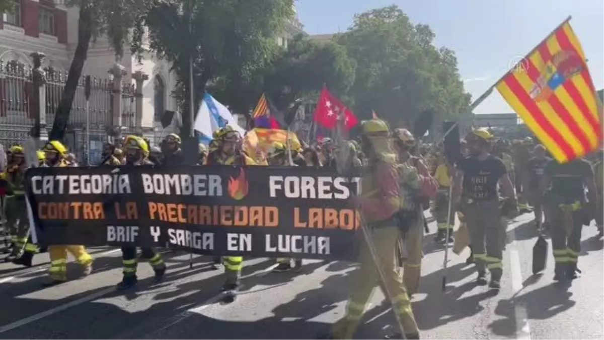 Son Dakika | İspanya'da binlerce itfaiyeci çalışma haklarının iyileştirilmesi talebiyle meclise yürüdü