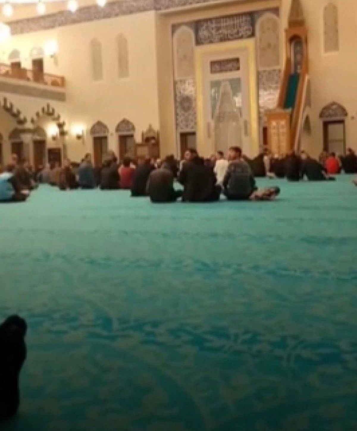 Kandil Gecesi camiye girip hakaretler yağdırdı