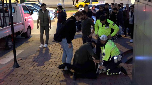 'Ne bakıyorsun lan' kavgasında ortalık karıştı! Ayırmaya gelen polisi ısırdılar 'Ne bakıyorsun lan' kavgasında ortalık karıştı! Ayırmaya gelen polisi ısırdılar