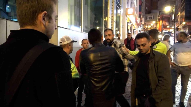 'Ne bakıyorsun lan' kavgasında ortalık karıştı! Ayırmaya gelen polisi ısırdılar 'Ne bakıyorsun lan' kavgasında ortalık karıştı! Ayırmaya gelen polisi ısırdılar