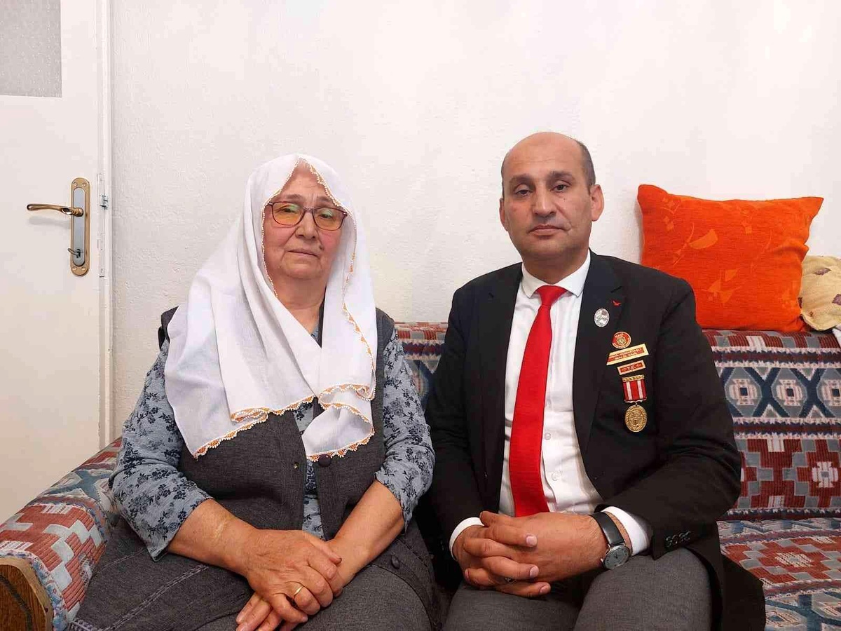 Son Dakika | Kimlik alamayan şehit annesinin kimliği ayağına gitti