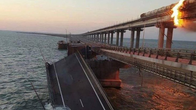 Kırım Köprüsü'ne düzenlenen saldırının ardından Rusya'dan açıklama: Kesinlikle güçlü bir yanıt vereceğiz Kırım Köprüsü'ne düzenlenen saldırının ardından Rusya'dan açıklama: Kesinlikle güçlü bir yanıt vereceğiz