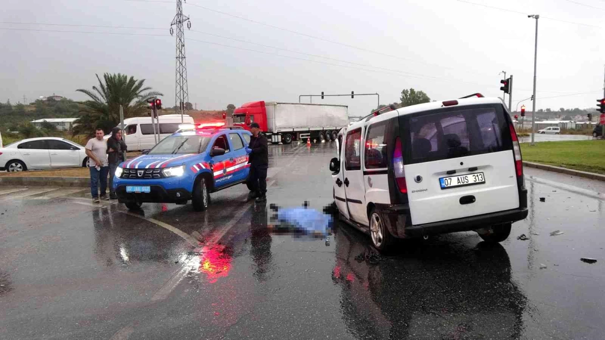 Son dakika haber | Kırmızı ışık ihlali yapan yolcu otobüsü hafif ticari araca çarptı: 1 ölü, 1 yaralı
