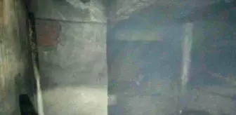 Kömürlük yangınında evin içi siyaha büründü