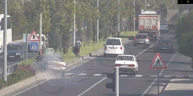 Kontrolden çıkan araç yolun karşısına geçmeye çalışan kadınlara böyle çarptı Kontrolden çıkan araç yolun karşısına geçmeye çalışan kadınlara böyle çarptı