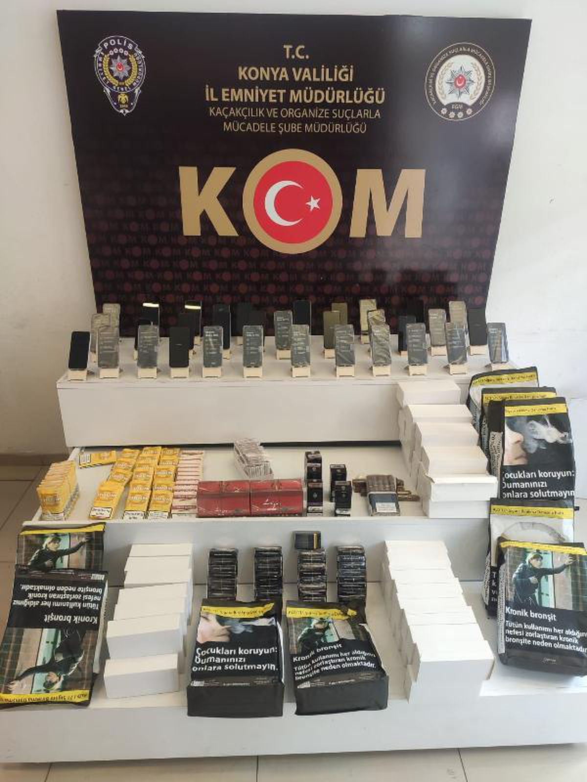 Son dakika haber... Konya\'da kaçak cep telefonu ve sigara satışına 3 gözaltı