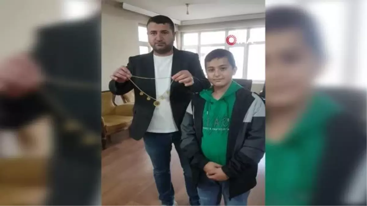 Küçük çocuktan örnek davranış: Yerde bulduğu 50 bin TL değerindeki altını sahibine teslim etti