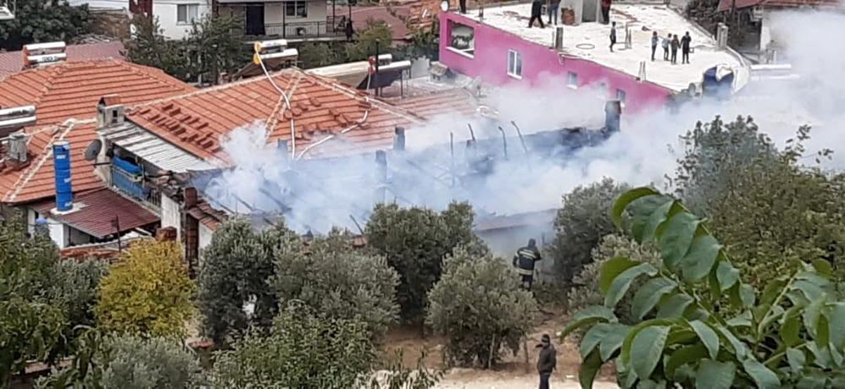 Manisa 3. sayfa haberi: Manisa\'da iki katlı ahşap evde yangın