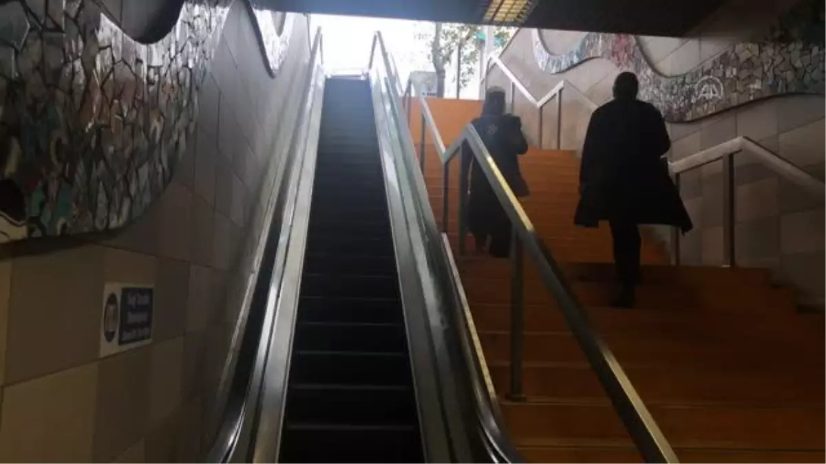 Metro durağındaki yürüyen merdivenin metal kapakları çalındı