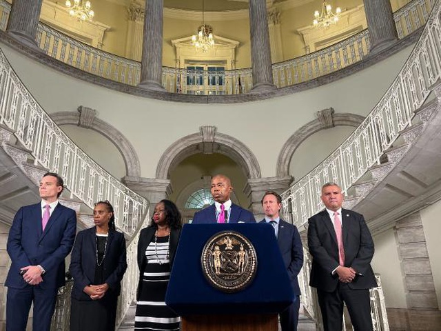 New York Belediye Başkanı, kente gelen binlerce sığınmacı için OHAL ilan etti New York Belediye Başkanı, kente gelen binlerce sığınmacı için OHAL ilan etti