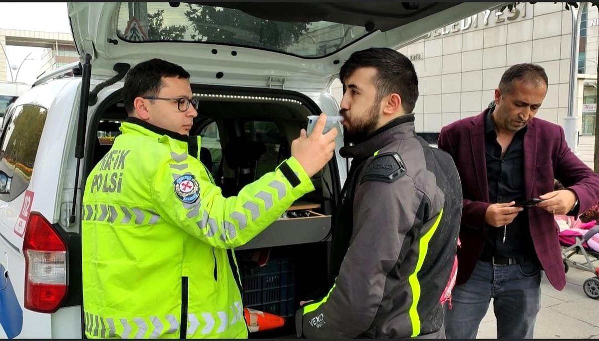 Son dakika haberi... Savrulan motosiklet kaldırımda yürüyen kadına çarptı: 2 yaralı