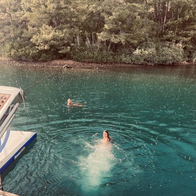 Tatile çıkan Simge Sağın, yağmura aldırış etmeden denize girdi