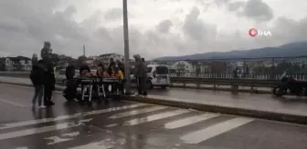 Yemek yetiştirmek için hız yapan motosiklet sürücüsü kaza yaptı