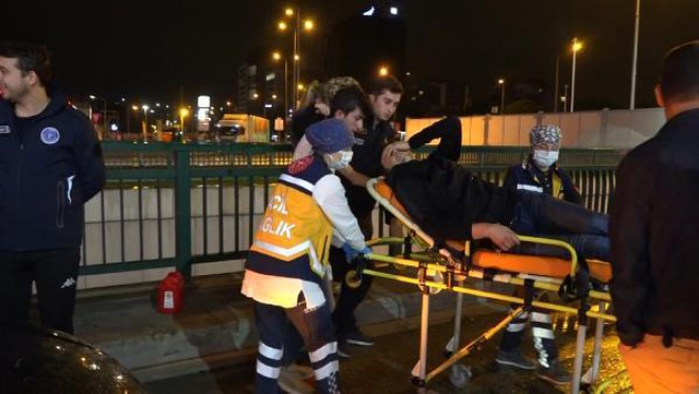 Yol ortasında aracının yakıtı biten kadına yardım ederken otomobil çarptı Yol ortasında aracının yakıtı biten kadına yardım ederken otomobil çarptı