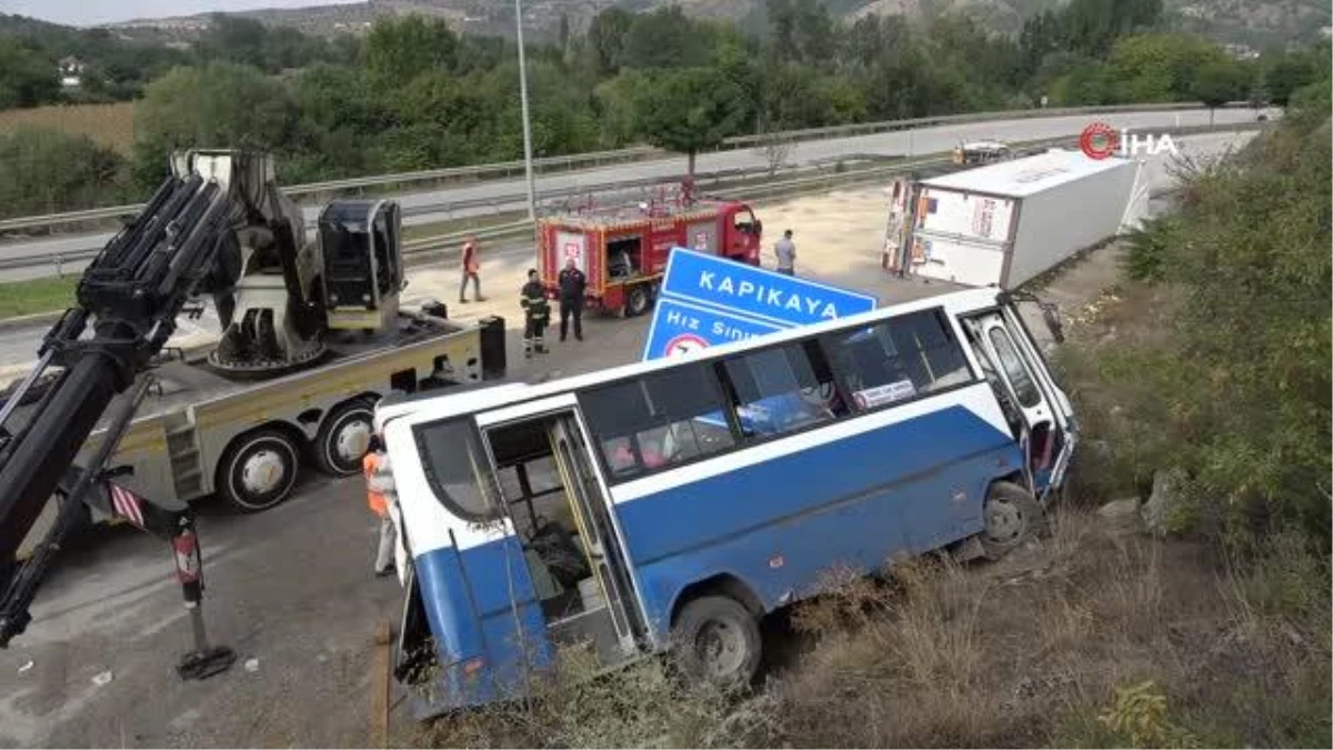 Amasya haber | Amasya\'da tır ile halk otobüsü çarpıştı: Otobüste yolcu bulunmaması faciayı önledi