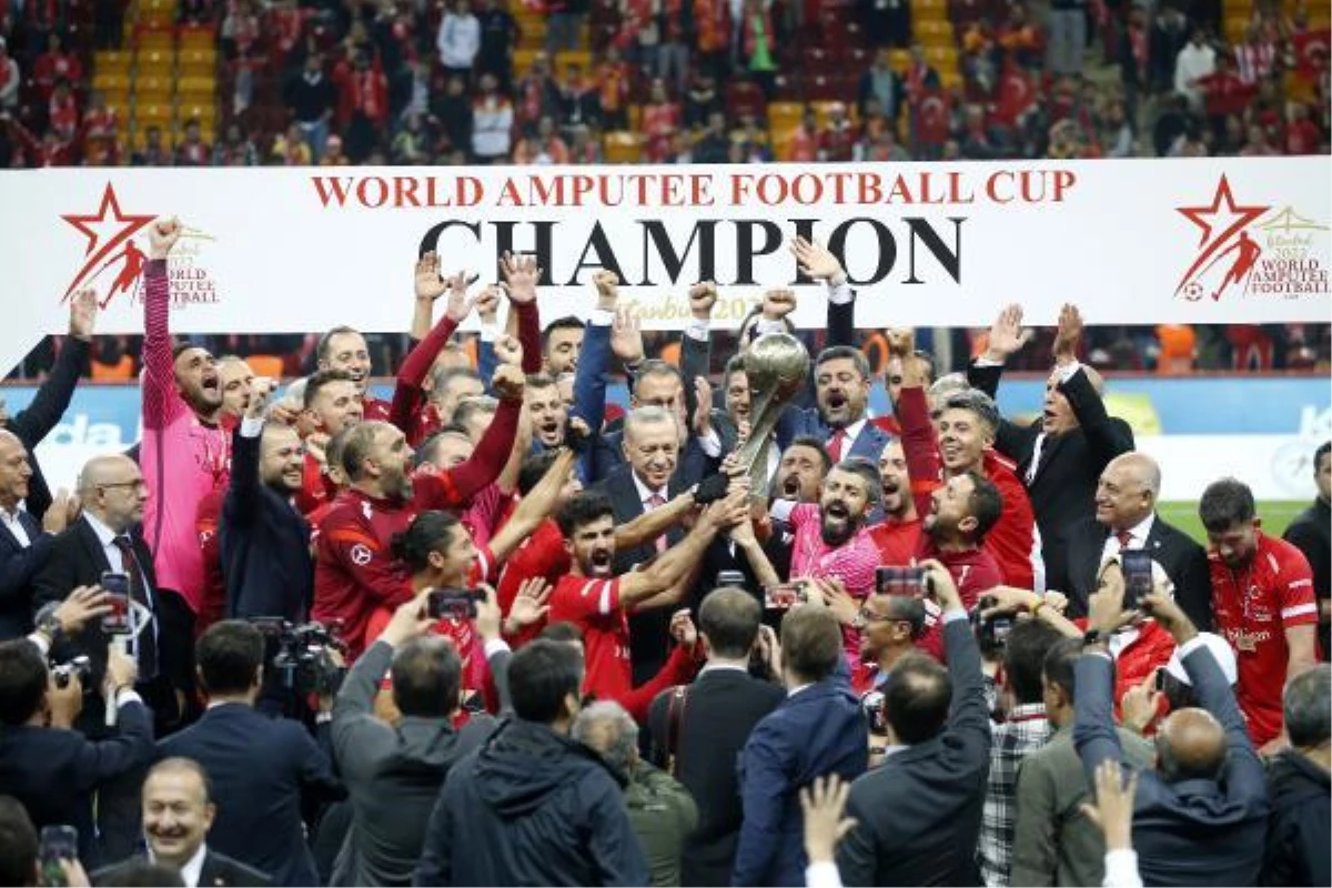 Ampute Futbol Milli Takımı, kupasını Cumhurbaşkanı Erdoğan\'ın elinden aldı