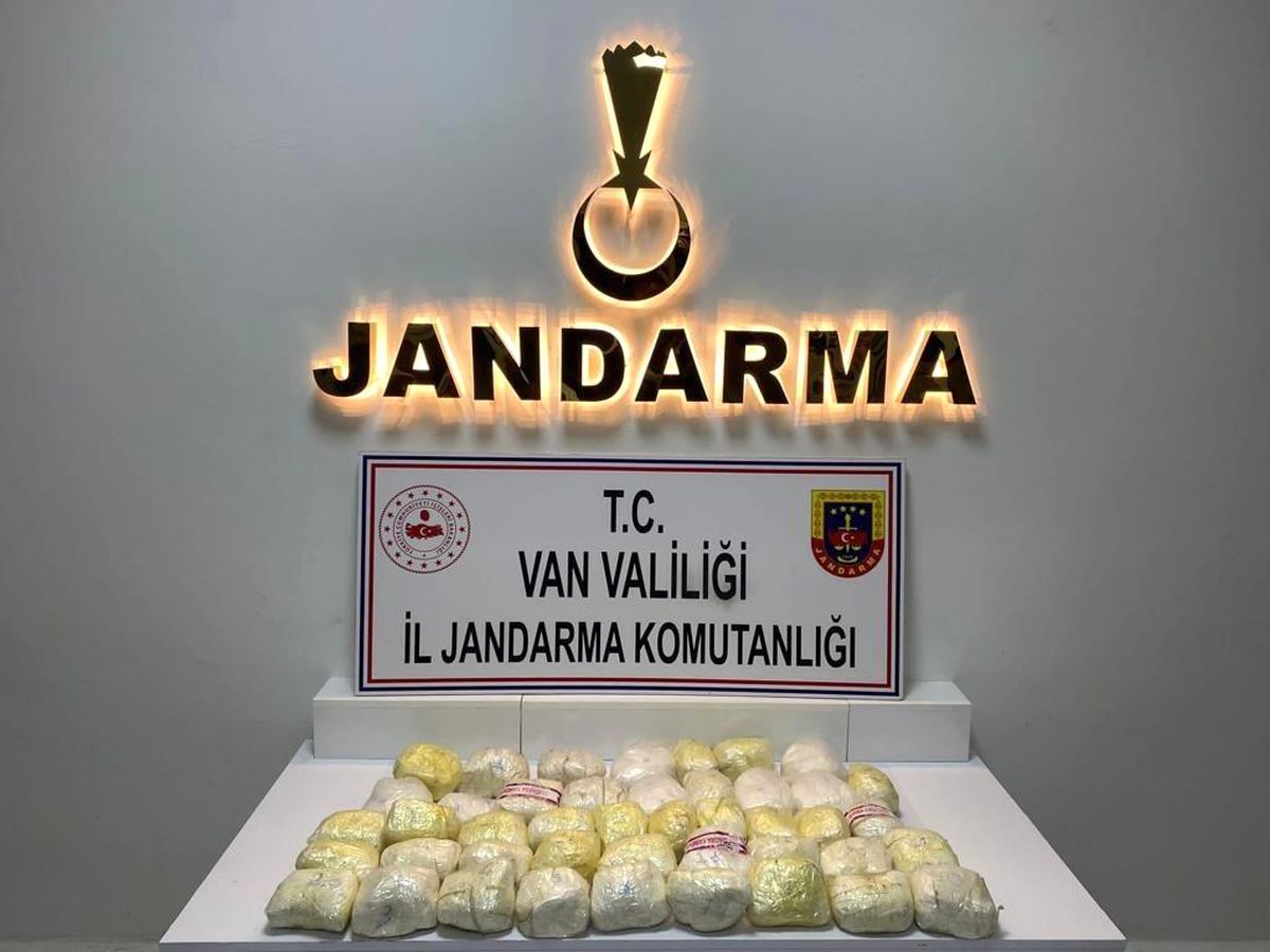 Van 3. sayfa haberi... Başkale\'de 20 kilo 502 gram metamfetamin ele geçirildi
