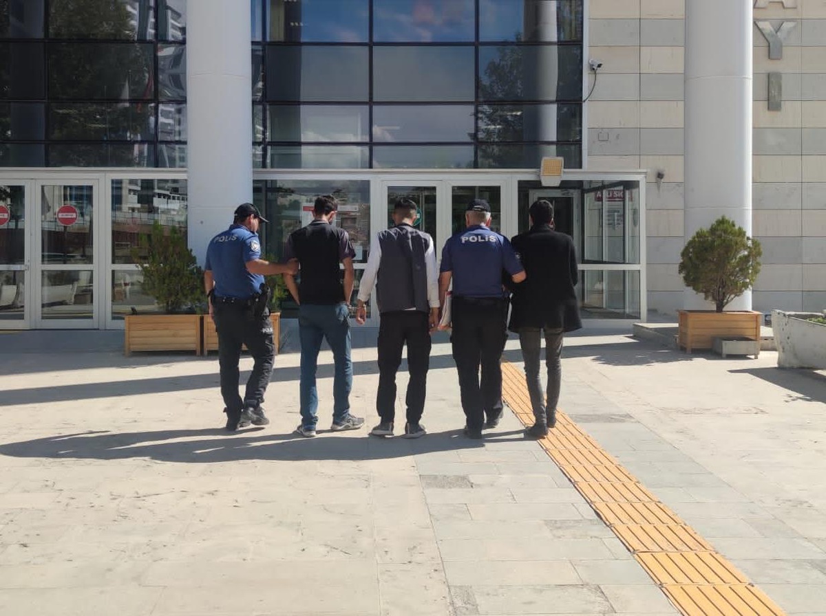 Elazığ haberleri... Elazığ\'da hırsızlık yaparken suçüstü yakalanan 3 şüpheli gözaltına alındı
