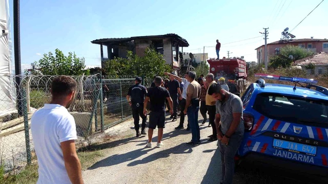 Eşi ve çocuğu kendisini terk etti diye komşusunu bıçaklayıp, kendi evini yaktı Eşi ve çocuğu kendisini terk etti diye komşusunu bıçaklayıp, kendi evini yaktı