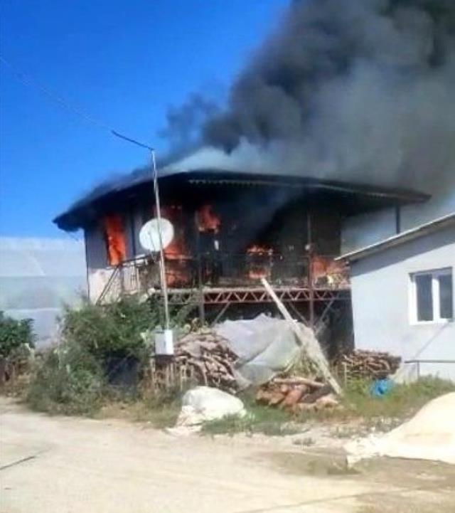 Eşi ve çocuğu kendisini terk etti diye komşusunu bıçaklayıp, kendi evini yaktı Eşi ve çocuğu kendisini terk etti diye komşusunu bıçaklayıp, kendi evini yaktı