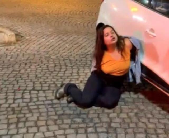 İstanbul'da alkollü kadın sürücü dehşeti kamerada: Polise tekme atıp küfürler savurdu İstanbul'da alkollü kadın sürücü dehşeti kamerada: Polise tekme atıp küfürler savurdu