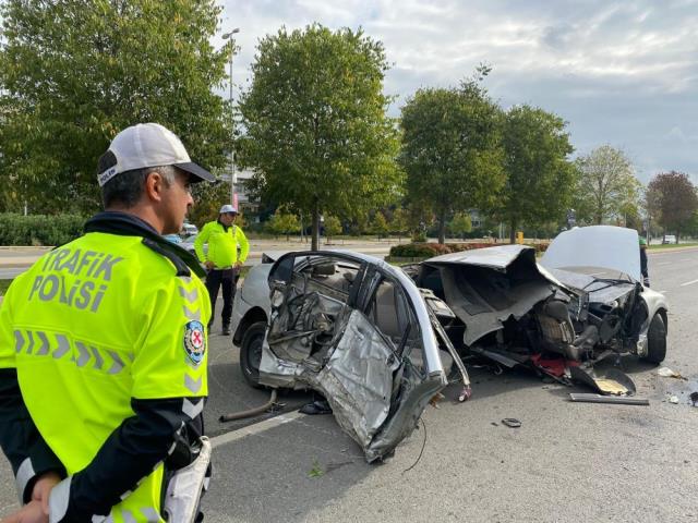 İSTANBUL-KARTAL'DA REFÜJDEKİ AĞACA ÇARPAN OTOMOBİL İKİYE BÖLÜNDÜ İSTANBUL-KARTAL'DA REFÜJDEKİ AĞACA ÇARPAN OTOMOBİL İKİYE BÖLÜNDÜ