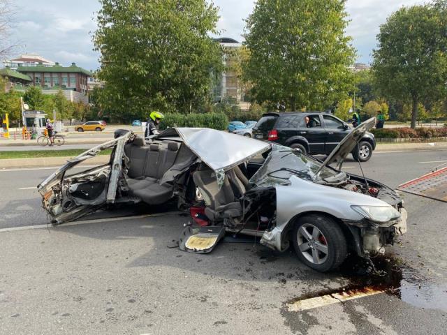 İSTANBUL-KARTAL'DA REFÜJDEKİ AĞACA ÇARPAN OTOMOBİL İKİYE BÖLÜNDÜ İSTANBUL-KARTAL'DA REFÜJDEKİ AĞACA ÇARPAN OTOMOBİL İKİYE BÖLÜNDÜ