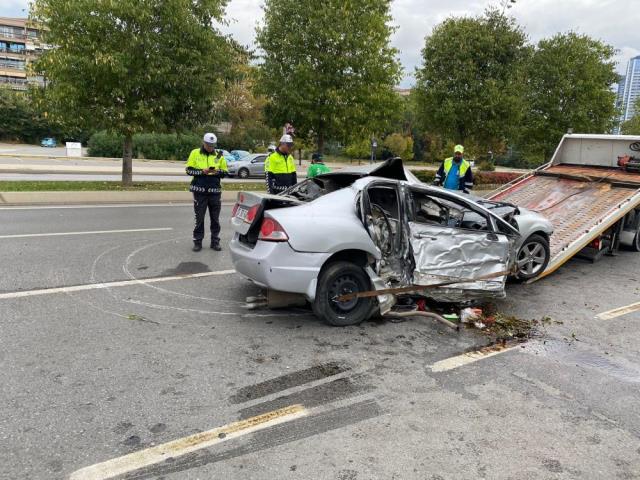 İSTANBUL-KARTAL'DA REFÜJDEKİ AĞACA ÇARPAN OTOMOBİL İKİYE BÖLÜNDÜ İSTANBUL-KARTAL'DA REFÜJDEKİ AĞACA ÇARPAN OTOMOBİL İKİYE BÖLÜNDÜ