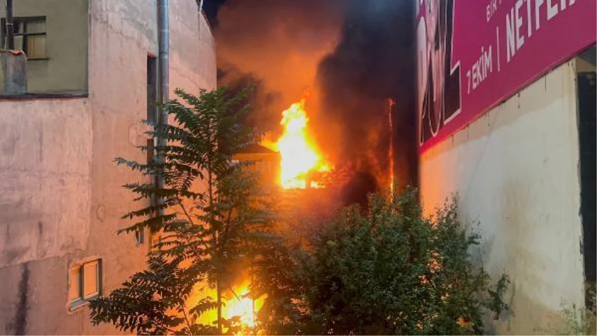 Kadıköy\'de bir binada meydana gelen patlamanın ardından çıkan yangın söndürüldü