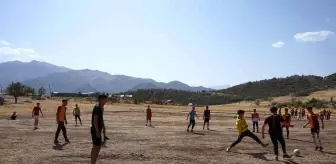 Kato Dağı'nda onlarca genç futbol aşkı için toprak sahada ter döküyor
